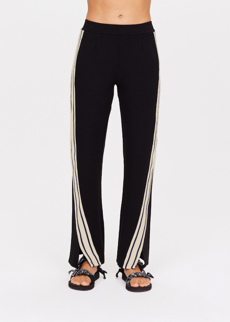 Petra Flare - Black